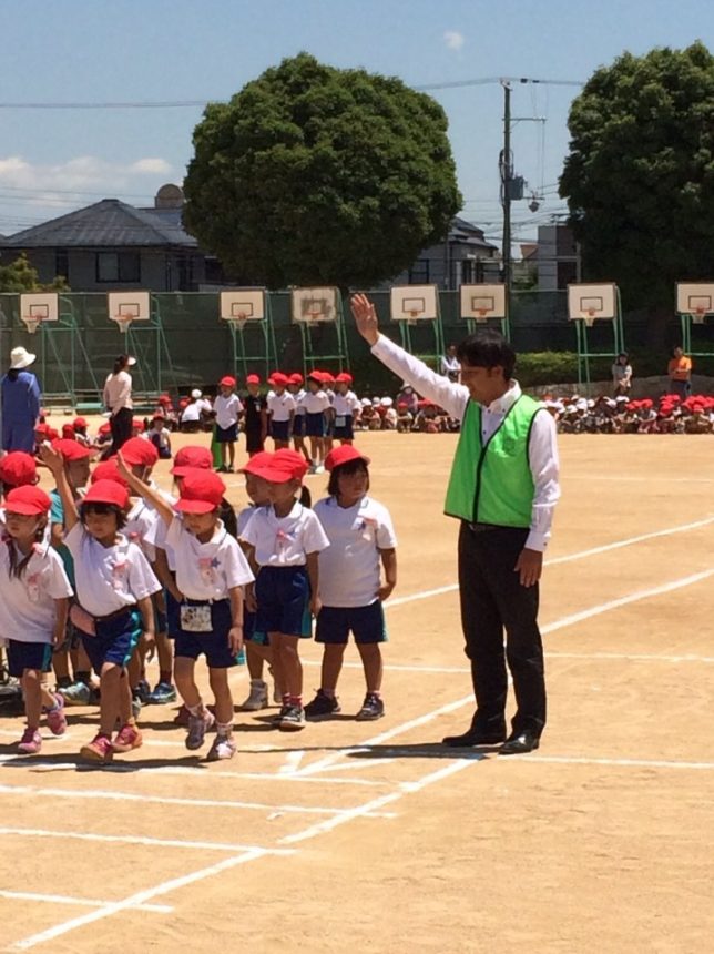 交通安全教室にて小学生の安全指導を行いました